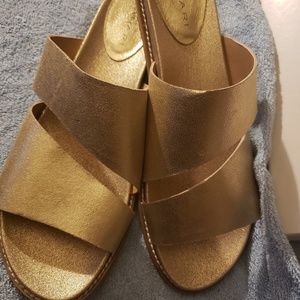 Tahari size 8.5 sandala gold shiny very pretty